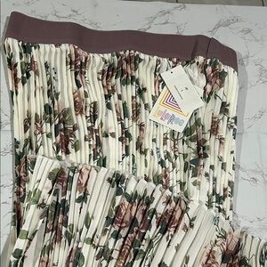 New with tag LuLaRoe Cream and Green Floral Skirt